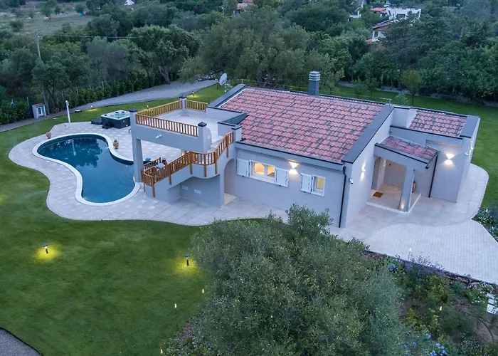 Villa Golden Root Real Estate