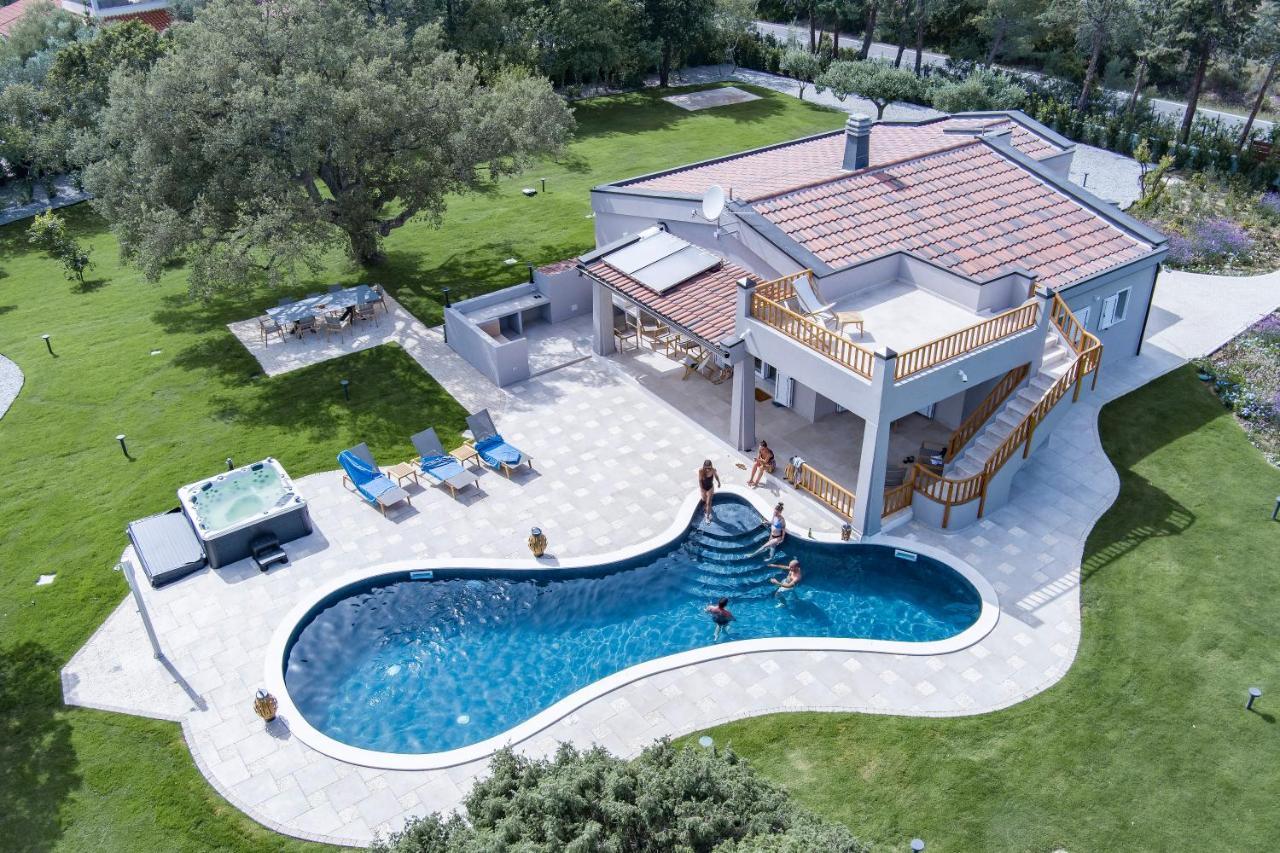 Villa Golden Root Real Estate *