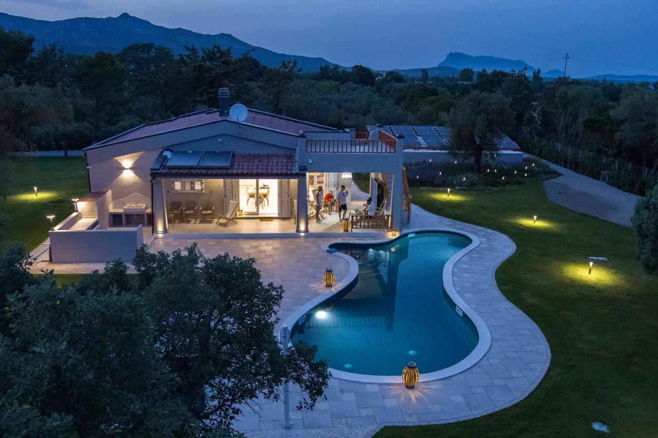 Villa Golden Root Real Estate *